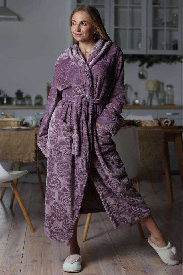 женский длинный теплый халат с капюшоном фиолетовый с розами