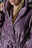 Жіночий довгий м'який теплий халат із капюшоном фіолетовий із трояндами на запах із поясом, фото 3