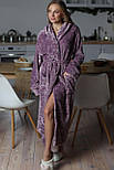 Жіночий довгий м'який теплий халат із капюшоном фіолетовий із трояндами на запах із поясом, фото 4