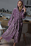 Жіночий довгий м'який теплий халат із капюшоном фіолетовий із трояндами на запах із поясом, фото 5