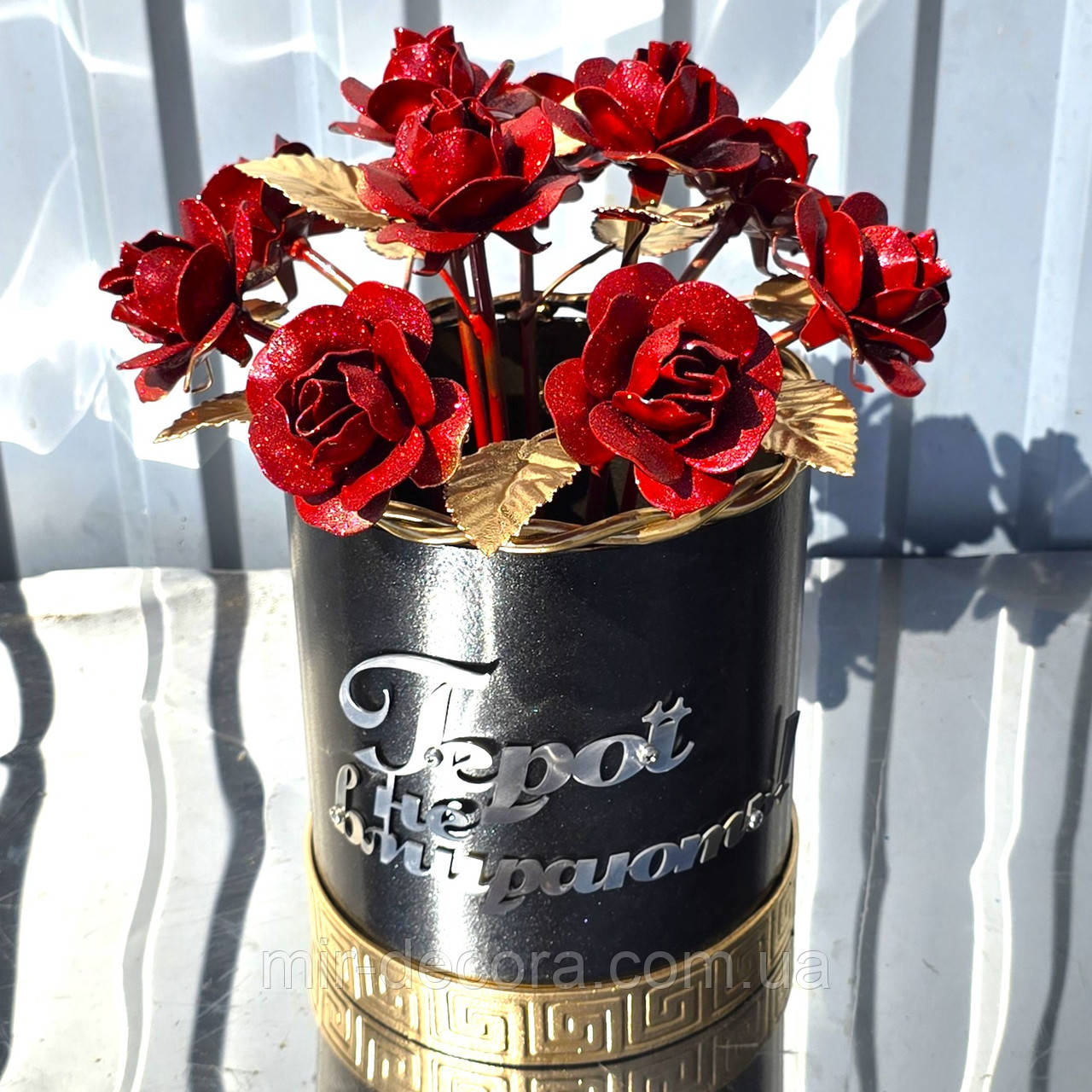 Кована ваза "червоні троянди", букет воїну, ваза Герою України, ваза на Алею Слави.