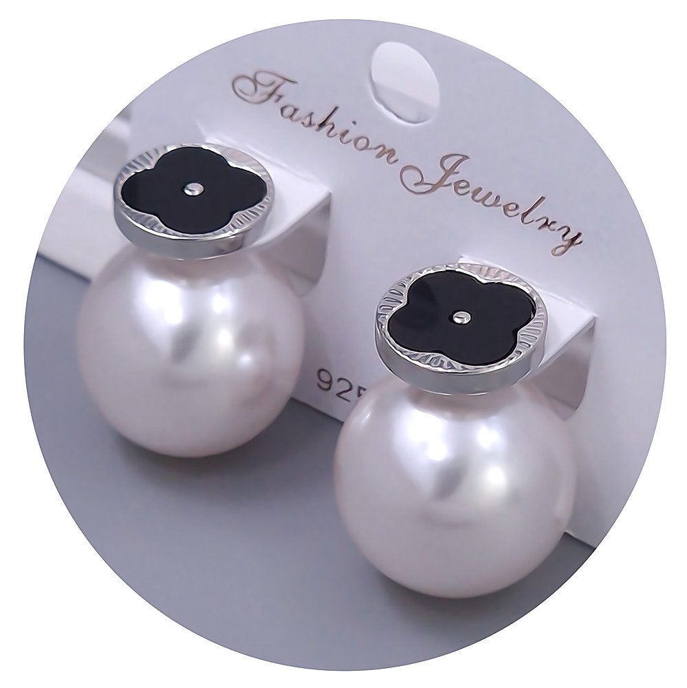 Сережки-гвоздики FJ з перлами та емаллю. Родій. Камені: білий циркон. Діаметр: 15 мм.