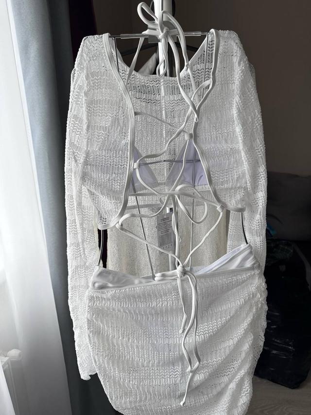 Женский пляжный костюм белого цвета, открытая спина с перекрестными завязками, полупрозрачный материал, модная пляжная одежда для фотосессий и отдыха на море