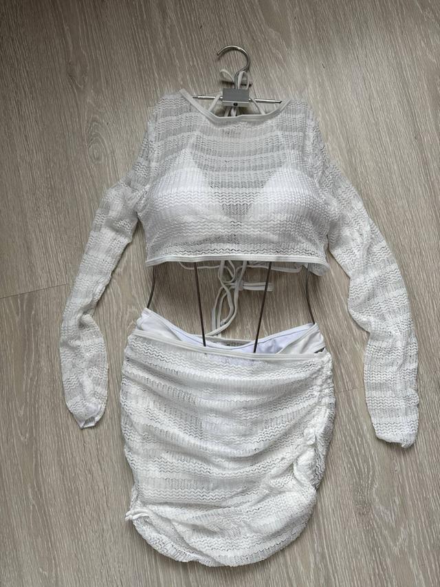 Пляжный костюм для женщин 2025, белый полупрозрачный комплект из трёх предметов, лёгкий дышащий материал, идеален для фотосессий, отдыха и курортных вечеринок