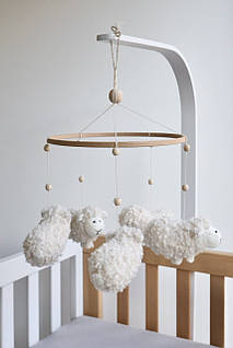 Мобіль дерев'яний на ліжечко Баранчики