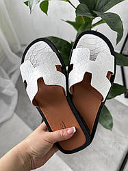 Білі літні шльопанці з фактурної натуральної шкіри з чорною підошвою