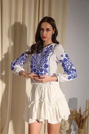 Блуза вишита жіноча білого кольору з орнаментом у синіх тонах етнічний стиль геометрична вишивка, фото 1