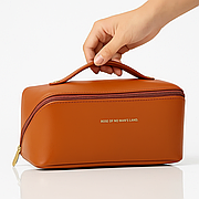 Містка косметичка з діагональною застібкою коричнева