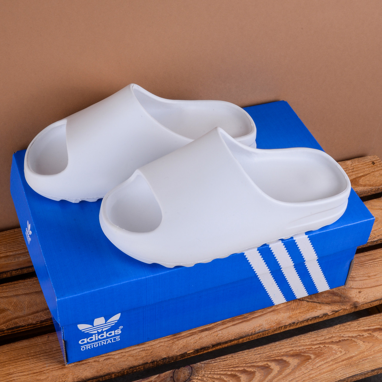 Тапочки у сти лі Adidas Yeezy Slide шльопанці сланці білі