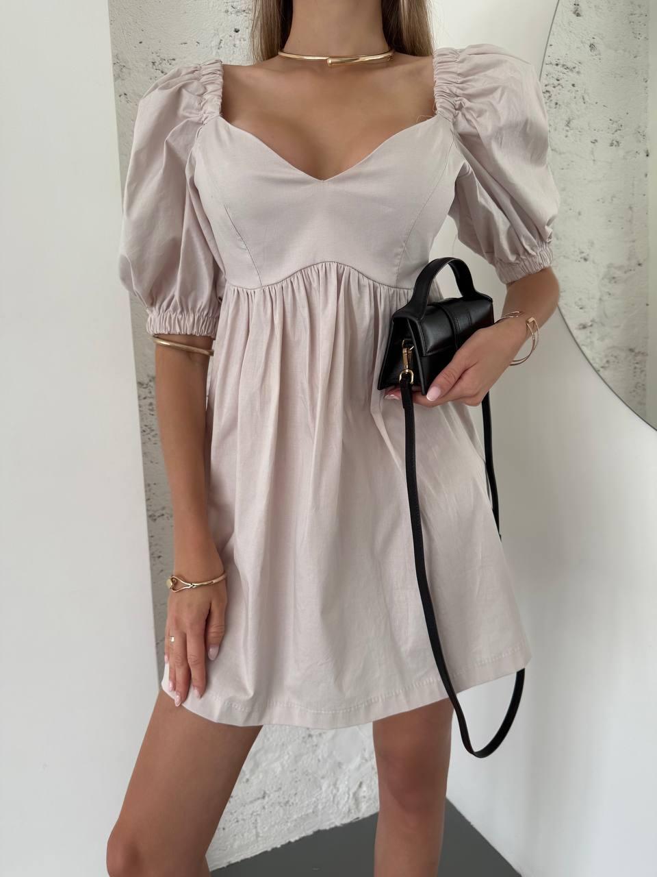 Літня бежева сукня довжини міні з красивим декольте і рукавами до ліктя на манжетах  з комфортного котону, фото 1