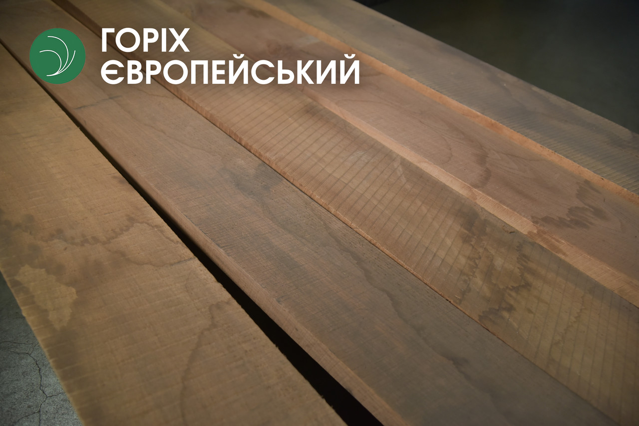 Дошка обрізна з горіха європейського 52 мм, ґатунок екстра