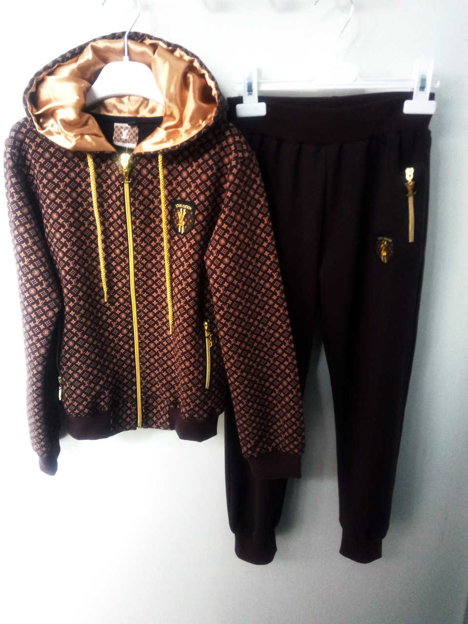 Louis vuitton спортивный костюм. Луи виттон костюм мужской. Спортивный костюм louis vuitton мужской. Спортивный костюм луи витон женский. Спортивный костюм луи виттон.