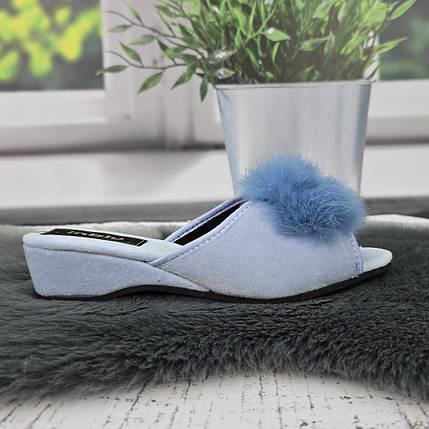 Тапочки жіночі Inblu світло-блакитні на танкетці з відкритим носком та хутряним помпоном 2713-3, фото 2