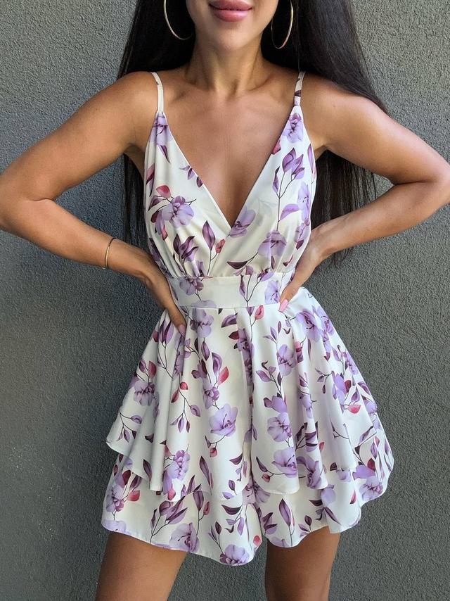 Женский летний комбинезон из ткани софт, белый цвет с фиолетовым цветочным принтом, на бретелях с поясом, лёгкий наряд на лето 2025