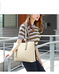 Жіноча сумка з натуральної шкіри велика молочна з брелком