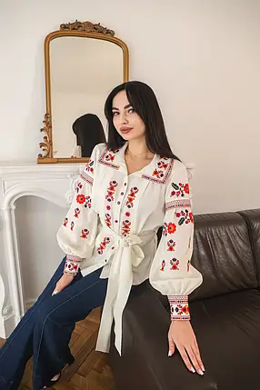 Жіноча біла вишиванка гладдю з червоними квітами на рукавах грудях і комірі з паском і гудзиками, фото 1