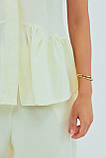 Класичний жіночий костюм з жилеткою і брюками з оборками лимонний літній брючний костюм розмір S, фото 5