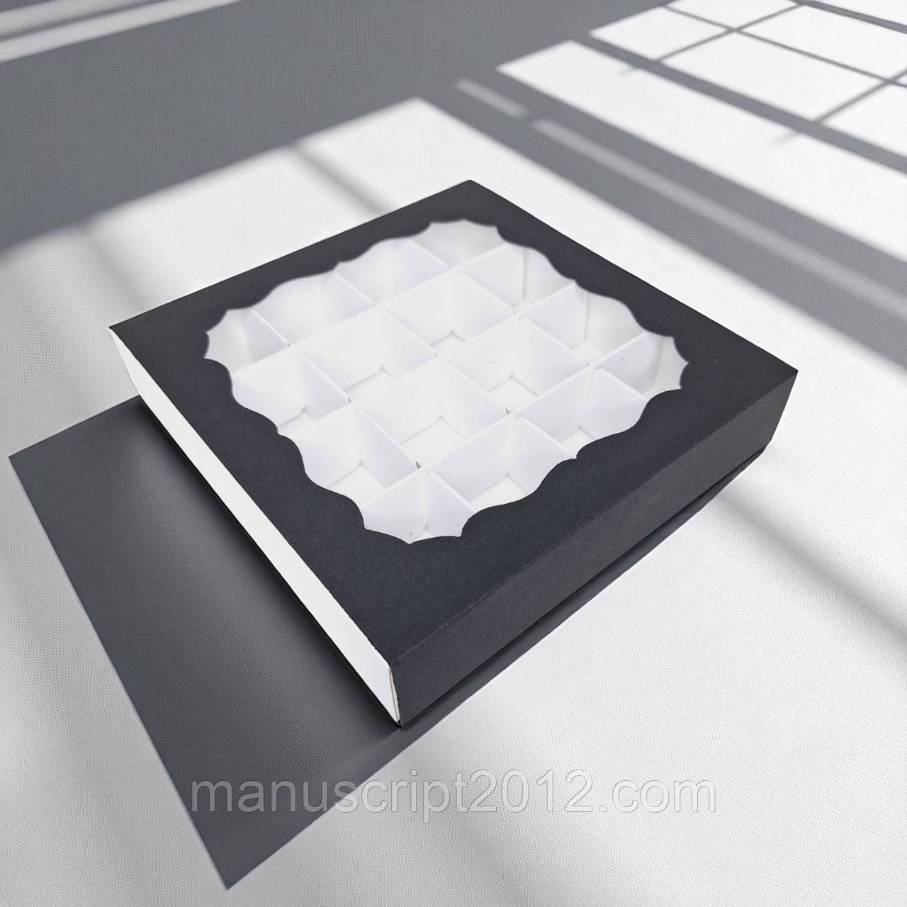 Коробка на 16 цукерок з вікном (160х160х35мм.) чорно-біла