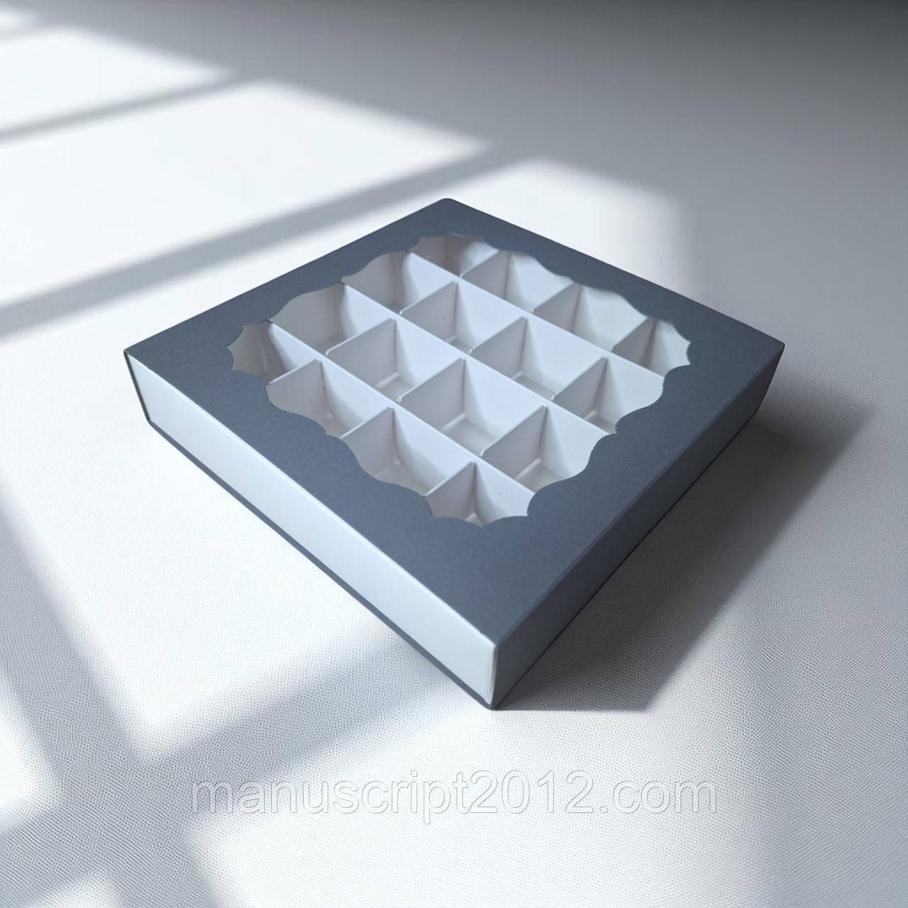 Коробка на 16 цукерок з вікном (160х160х35мм.) сіро-біла