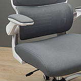 Офісне крісло ергономічна спинка-сітка Скайлайн Richman з підголівником сірого кольору, фото 5