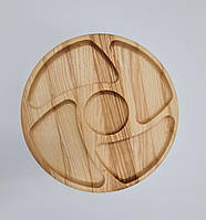 Багатосекційна деревʼяна дошка для подачі страв