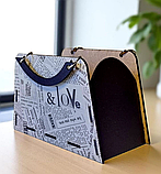 Стильне подарункове пакування для квітів і подарунків у формі сумочки з принтом, фото 2