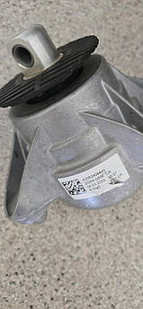 Подушка двигуна мотора передня права Mercedes Мерседес W205 C205 A2052409400