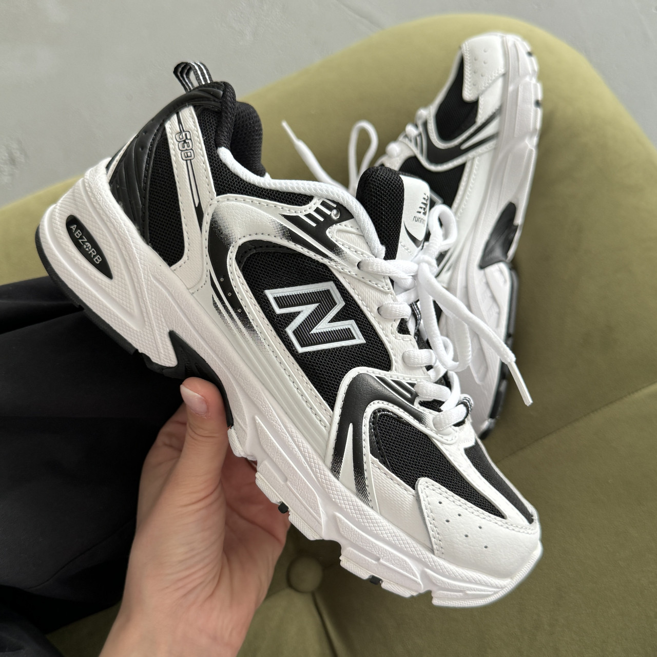 Чоловічі кросівки New Balance 530 Abzorb весна-літо з сіткою (білі з чорним). Живе фото, фото 1