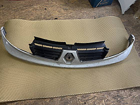 Решітка радіатора б/в RENAULT TRAFIC 2007-2014р.в.