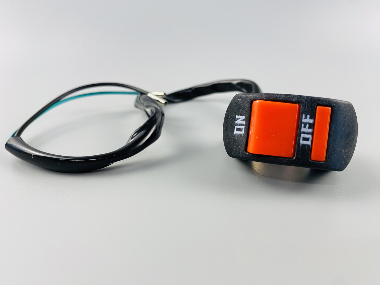 Вимикач універсальний ON-OFF, хомутного типу, диметр 22 мм, 12V/10A, дріт 30 см, фото 1