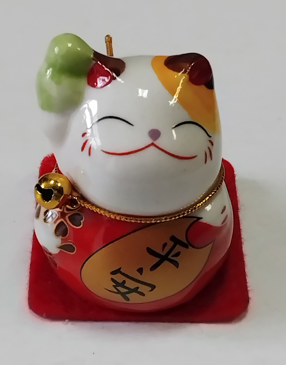 Кішка Манекі-Неко в червоному кімоно, фото 1