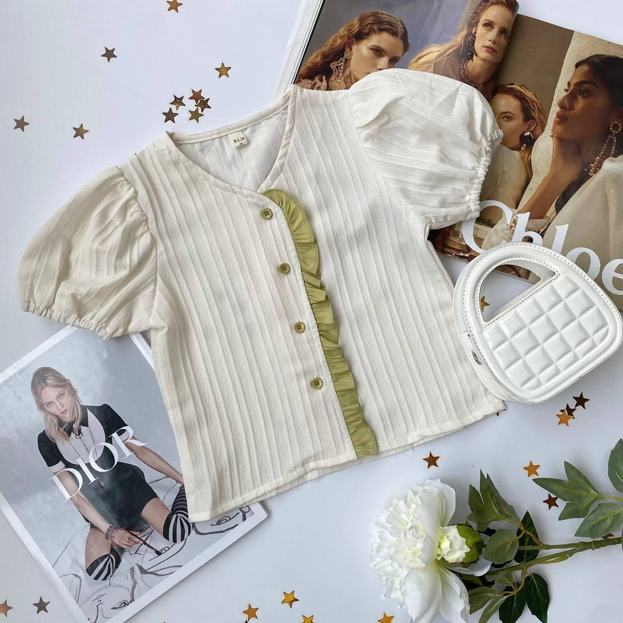 Блуза для дівчинки на ґудзиках із салатовою рюшею Білий 2333, 100, B.L.M, Білий, Для дівчаток, Літо, 104, фото 1