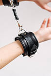 Наручники з карабінами БДСМ із натуральної шкіри чорного кольору Scappa Кайф, фото 2