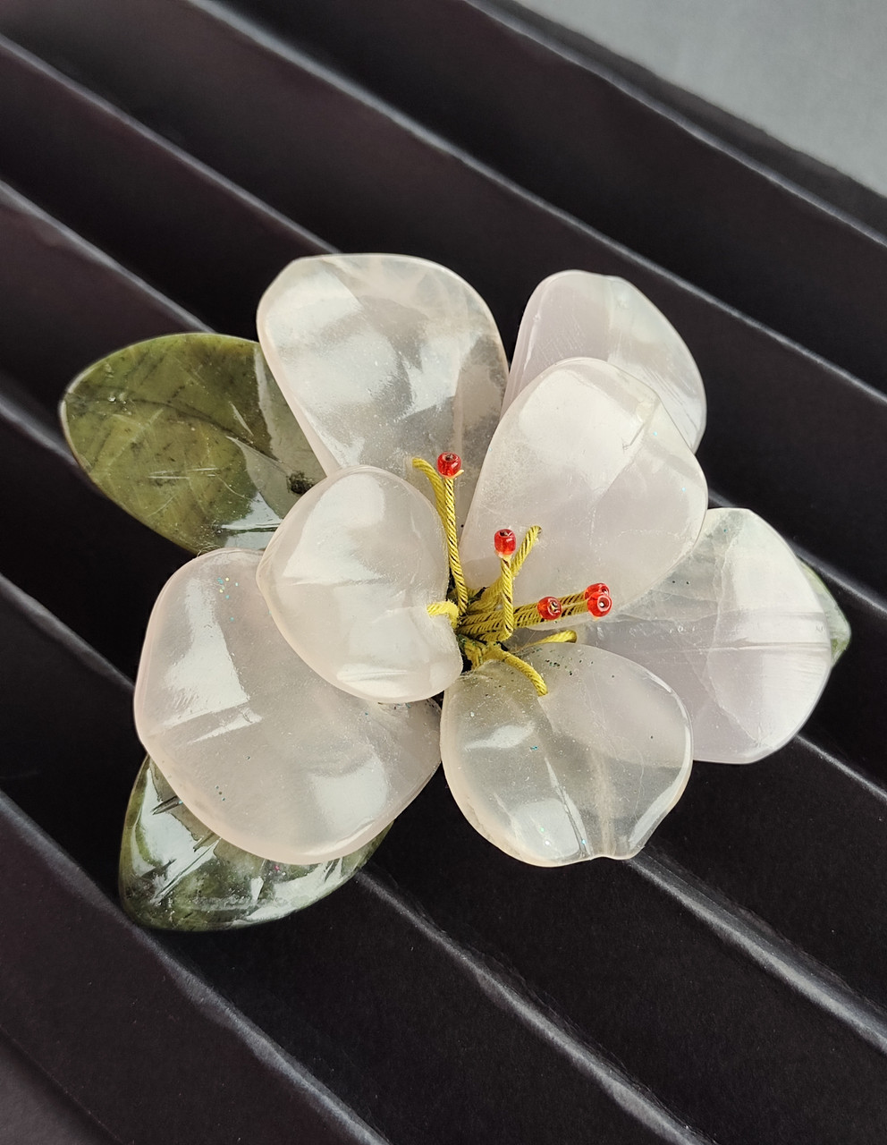 Квітка нефрит та рожевий кварц. Декор з натурального каменю. Амулет оберіг з нефриту та рожевого кварцу., фото 1