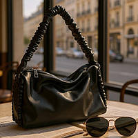 Стильна м'яка сумка жіноча чорна з плечовим ременем містка сумка жіноча багет з екошкіри