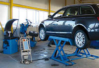 Гідравлічний підіймач для автомобіля: який вибрати для СТО