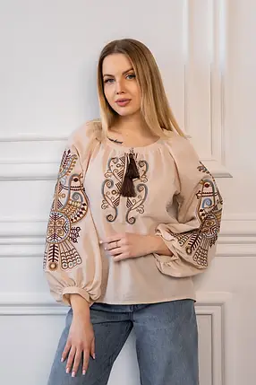 Жіноча бежева вишиванка з птахами та вишивкою гладдю на рукавах і грудях витинанка, фото 1