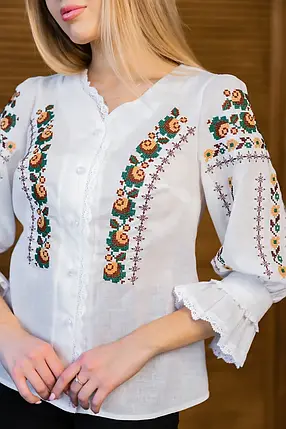 Жіноча вишиванка з ґудзиками біла хрестиком з барвінками і мереживом рукав три чверті льон бавовна, фото 2