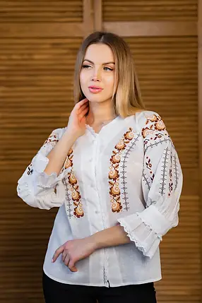 Жіноча вишиванка біла хрестиком з коричневими квітами на ґудзиках рукав три чверті з мереживом льон бавовна, фото 1