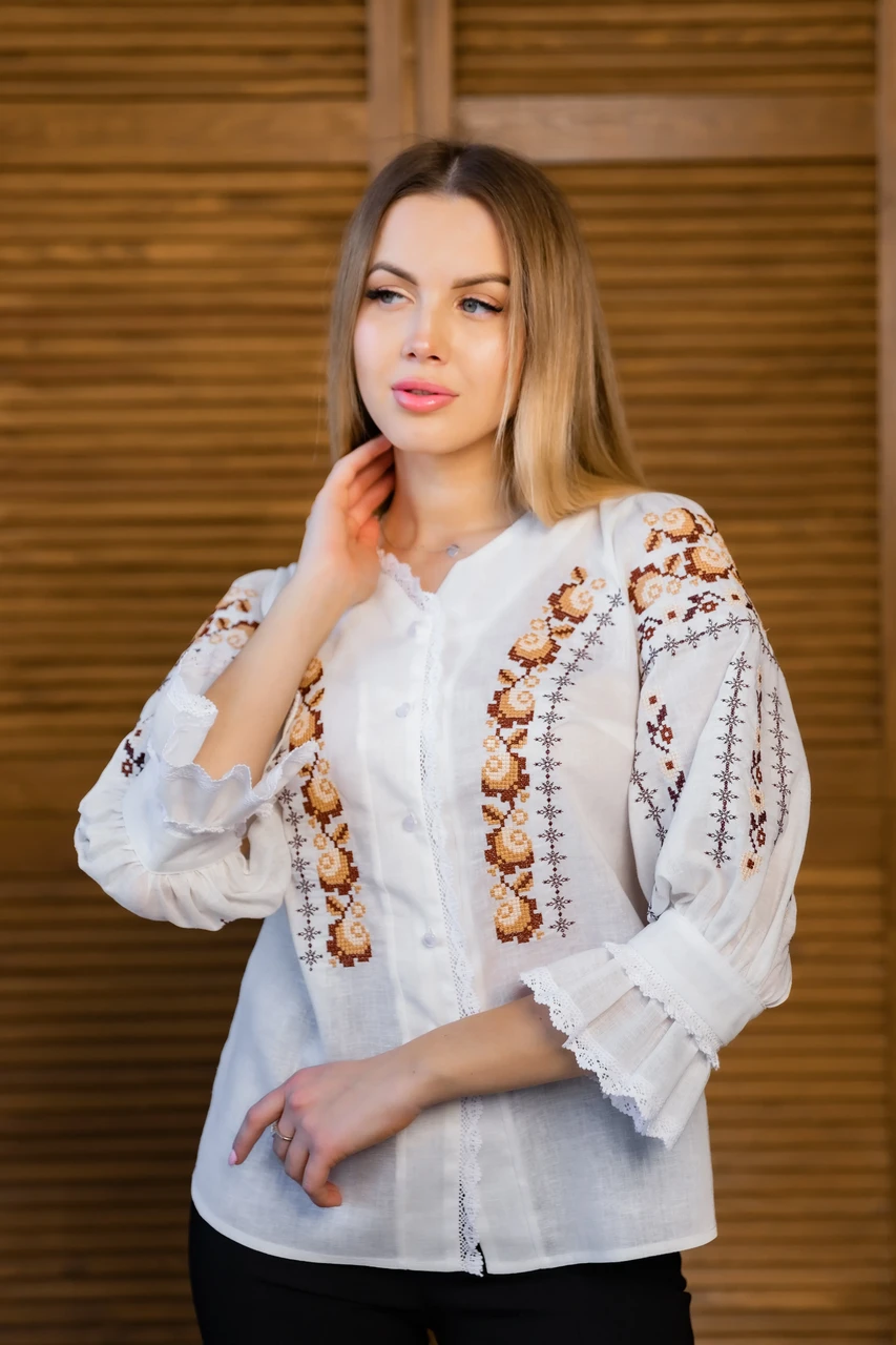 Жіноча вишиванка біла хрестиком з коричневими квітами на ґудзиках рукав три чверті з мереживом льон бавовна