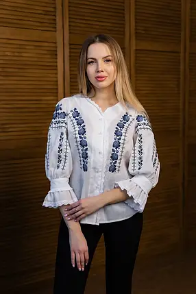 Жіноча вишиванка біла хрестиком з синіми квітами мереживом і ґудзиками рукав три чверті натуральна тканина, фото 1