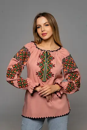 Жіноча рожева вишиванка з геометричною вишивкою хрестиком у зелених і жовтих тонах, фото 1