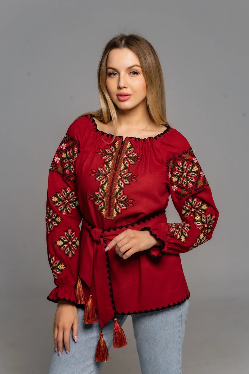Жіноча вишиванка вишневого кольору з етновишивкою і паском ручної роботи
