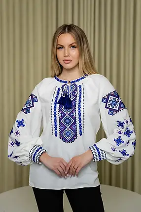Жіноча вишиванка синьо-фіолетова хрестиком з рукавом ліхтарик і китицями на зав’язках етно стиль з льону, фото 3