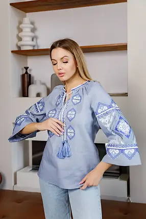 Світло-блакитна жіноча вишиванка з натурального льону і кропиви з машинною вишивкою гладдю та китицями, фото 1