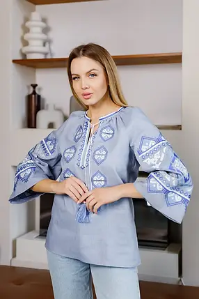 Світло-блакитна жіноча вишиванка з натурального льону і кропиви з машинною вишивкою гладдю та китицями, фото 3