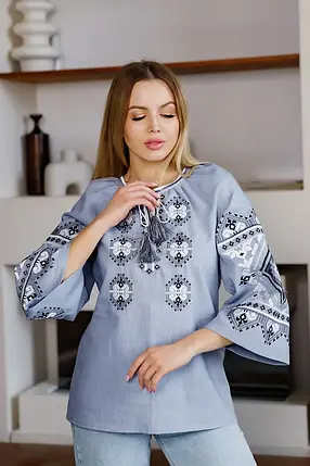 Жіноча вишиванка з сіроблакитної тканини з сіро-білою машинною вишивкою гладдю на натуральній основі, фото 1