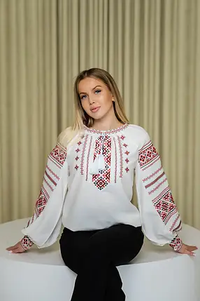 Ніжно молочна традиційна жіноча вишиванка з етноорнаментом червоного кольору довгі рукави хрестик, фото 1
