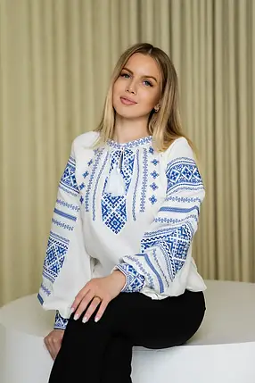 Класична вишиванка молочного кольору з синім орнаментом хрестиком на натуральній тканині, фото 1