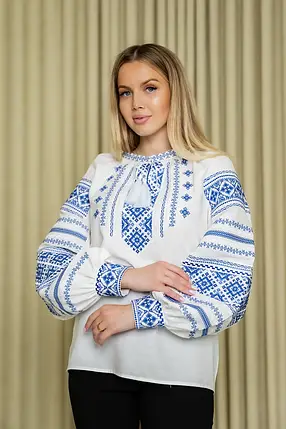 Класична вишиванка молочного кольору з синім орнаментом хрестиком на натуральній тканині, фото 2